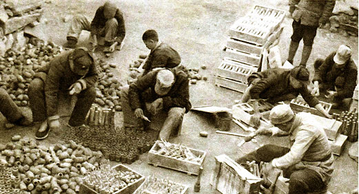 徐工集團(tuán)的前身華興鐵工廠誕生，后發(fā)展為徐州重型機(jī)械廠