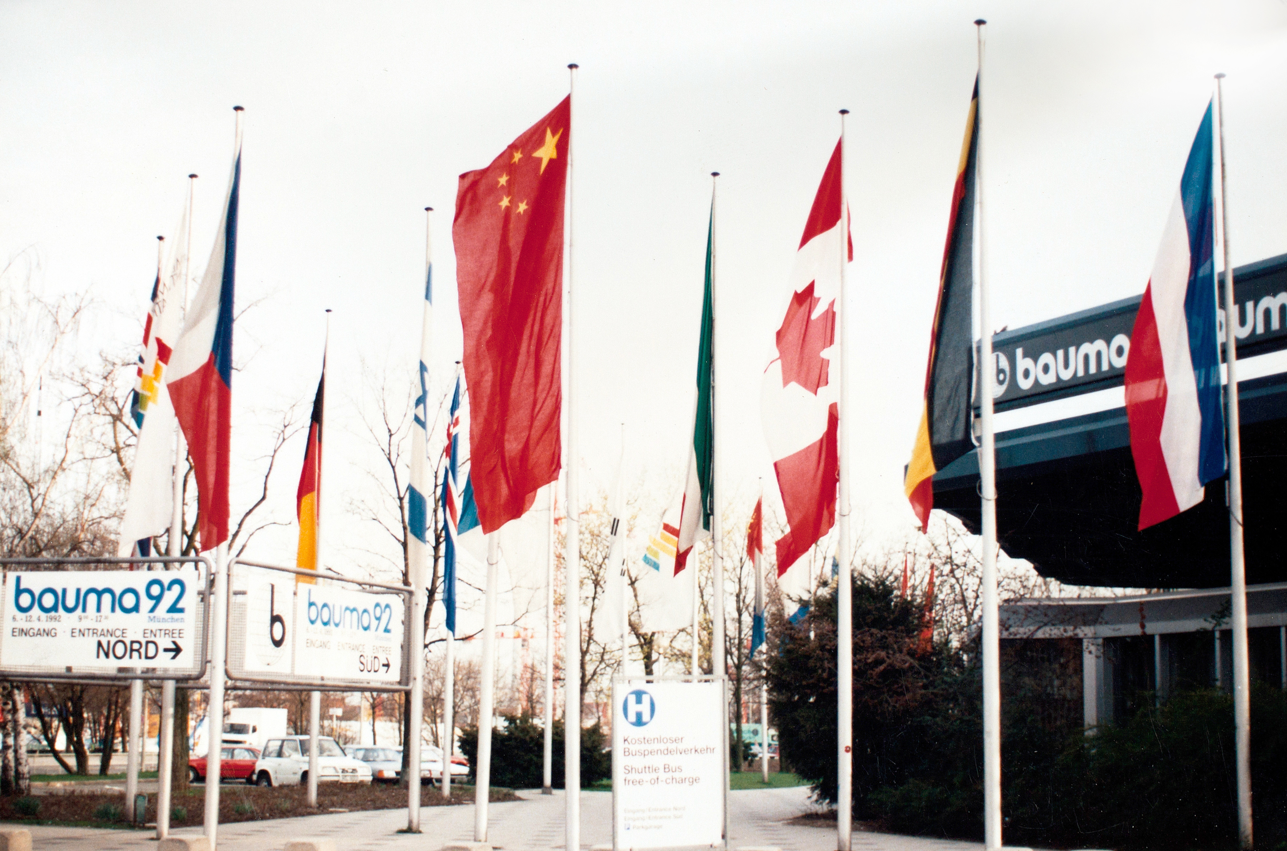 徐工成為行業(yè)首家取得自營(yíng)出口權(quán)的企業(yè)，正式拉開國(guó)際化序幕；是年，徐工代表行業(yè)首次參加德國(guó)寶馬展