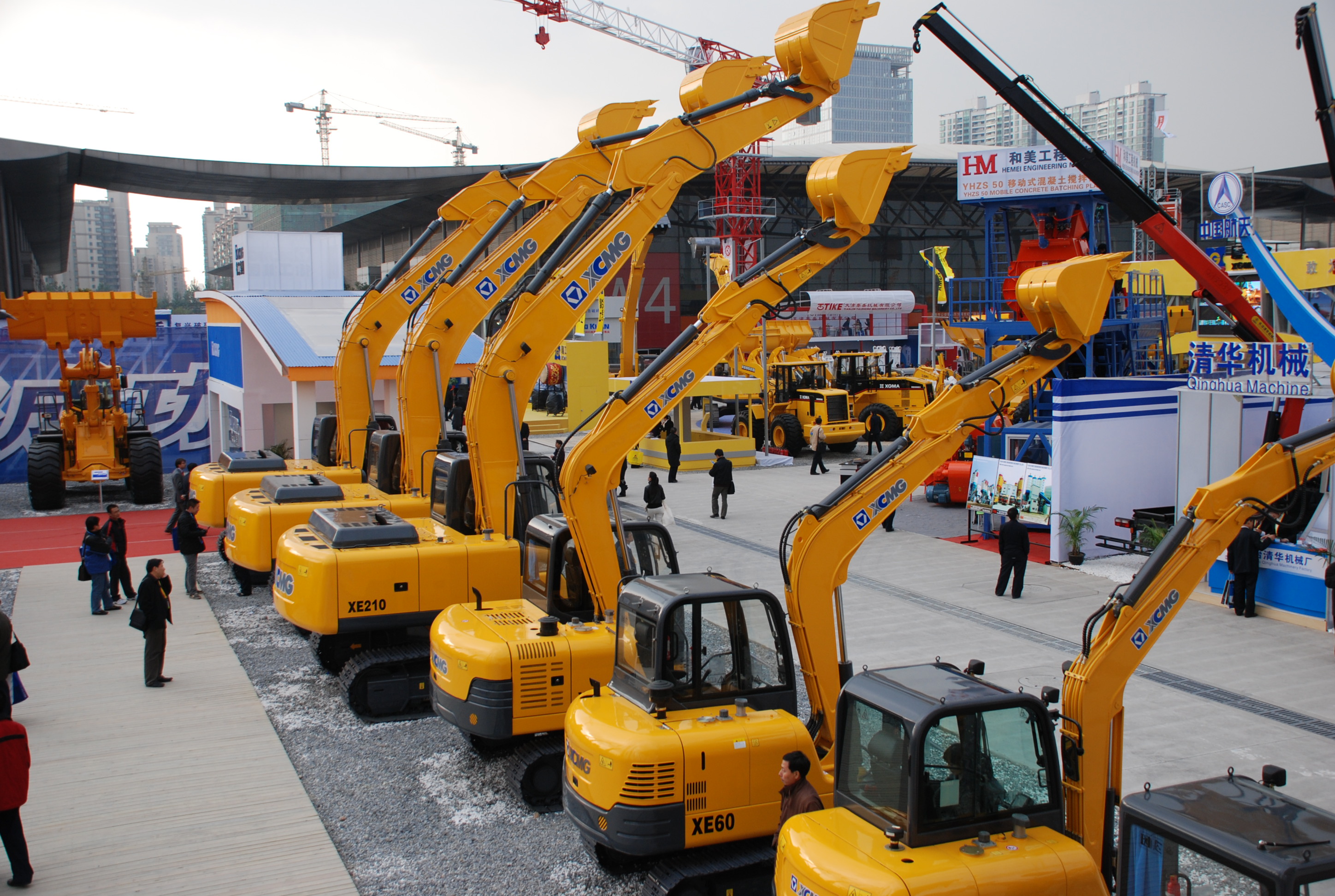 徐工與凱雷投資集團(tuán)發(fā)表聯(lián)合聲明終止合作，獨(dú)立進(jìn)行重組；是年，徐工與卡特彼勒終止合作，獨(dú)資成立徐州徐工挖掘機(jī)械有限公司