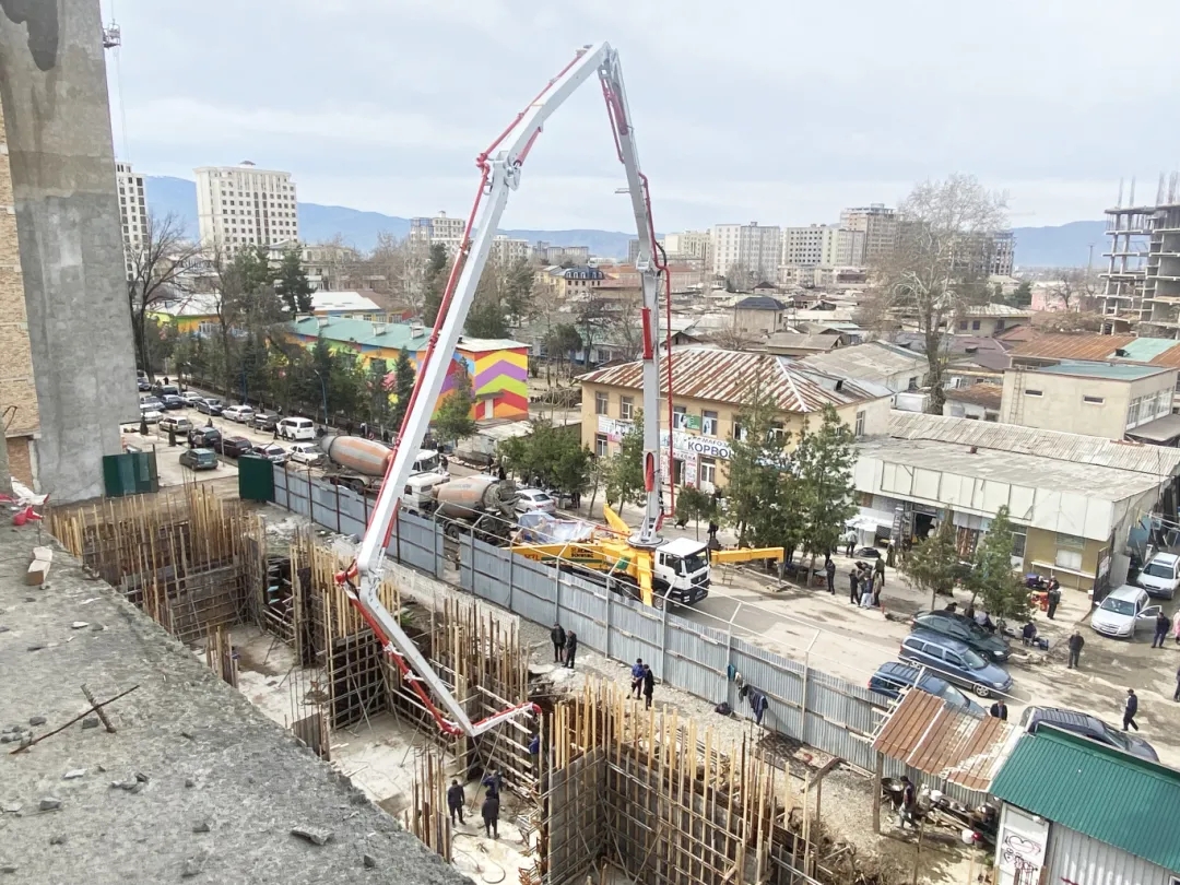 筑夢(mèng)“藍(lán)?！?！徐工泵車(chē)“圈粉”中亞！