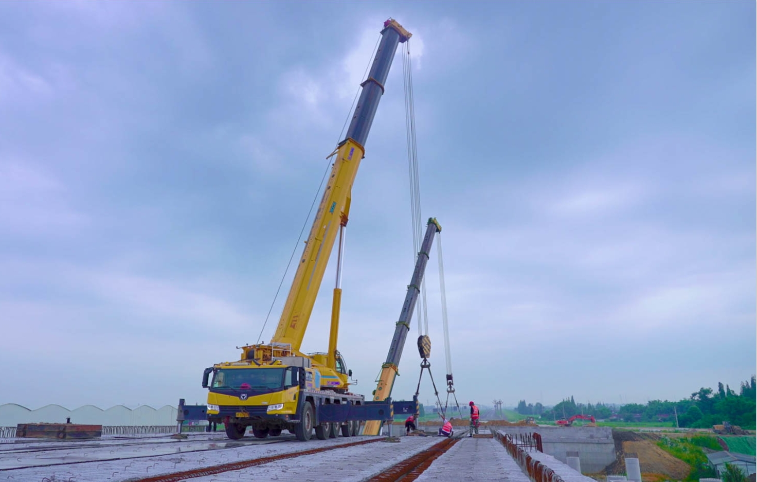 空中對飛接力！徐工三款百噸級聯(lián)袂抬吊！