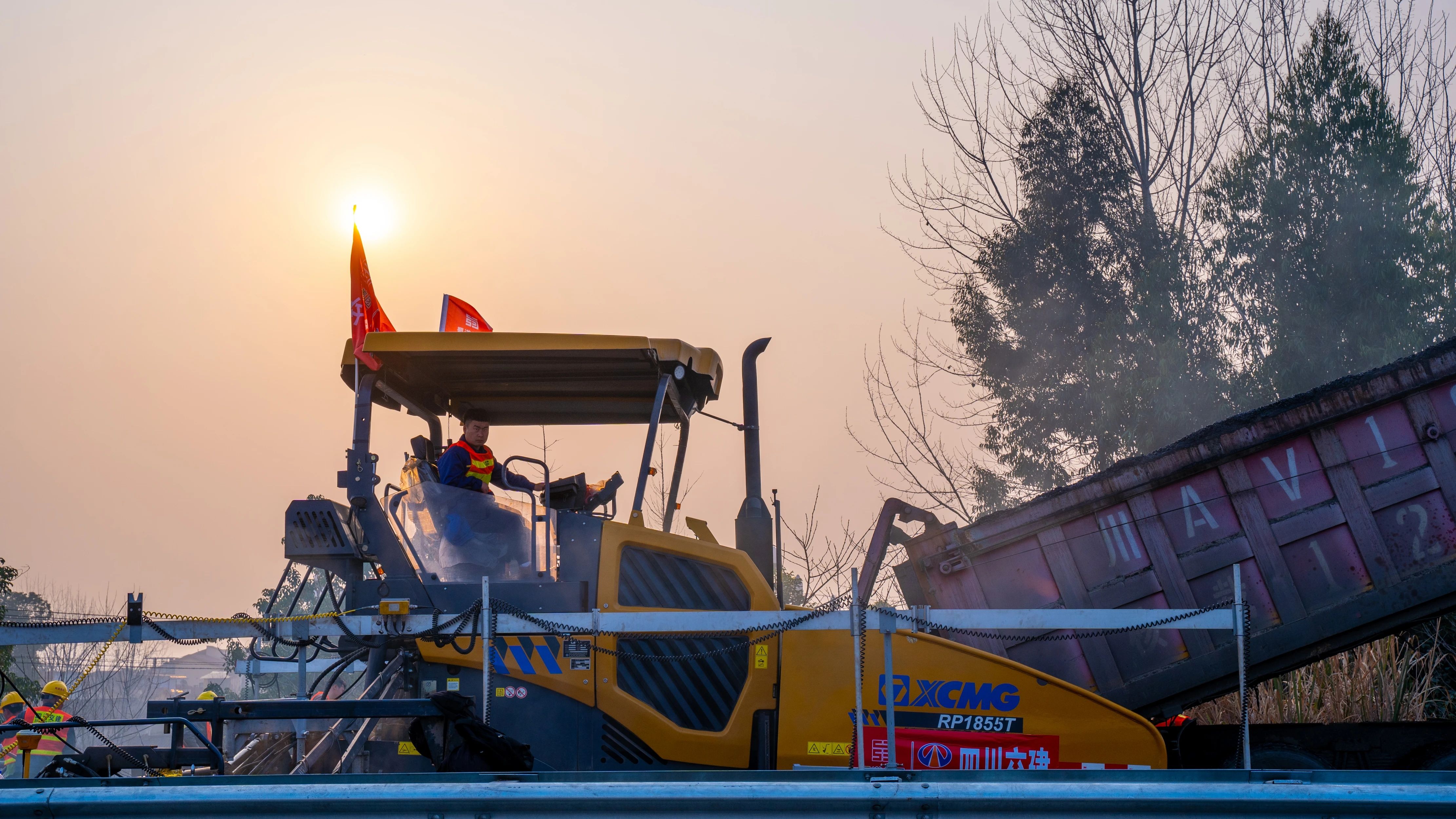 18天！徐工成套瀝青路面裝備助力成綿高速罩面施工！