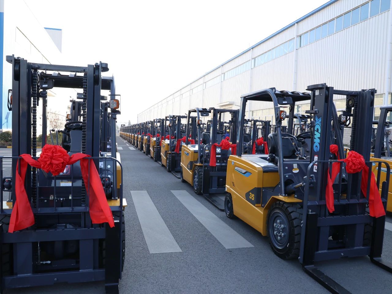 又是百余臺(tái)！徐工“鯤鵬”叉車(chē)批量交車(chē)