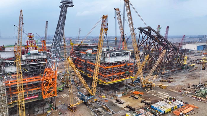 【全球之履】總重37000噸！徐工履帶兄弟團(tuán)助力大型深水導(dǎo)管架建設(shè)