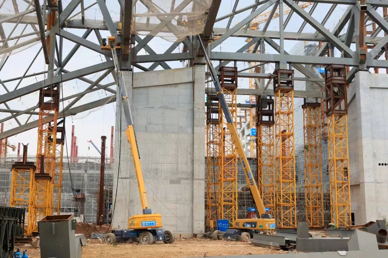 復(fù)雜環(huán)境顯身手！“徐工金”助力深圳冰雪世界