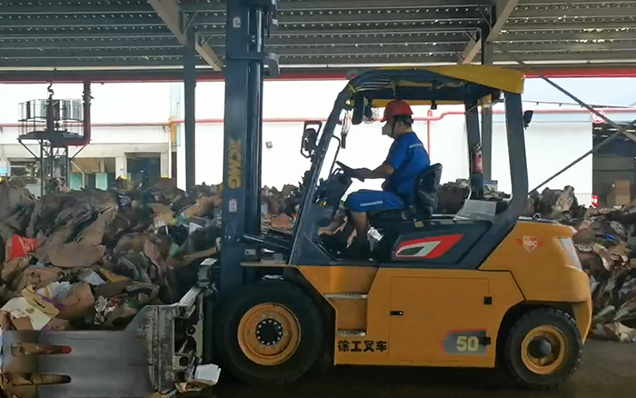 有實(shí)力！徐工孔雀電動(dòng)叉車(chē)強(qiáng)勢(shì)入駐造紙行業(yè)