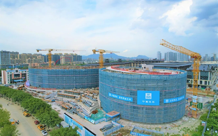 逐浪揚(yáng)帆，徐工塔機(jī)吊起蒼南大劇院“鋼鐵脊梁”