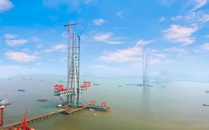 徐工建設！世界最高橋塔常泰長江大橋主塔順利封頂！