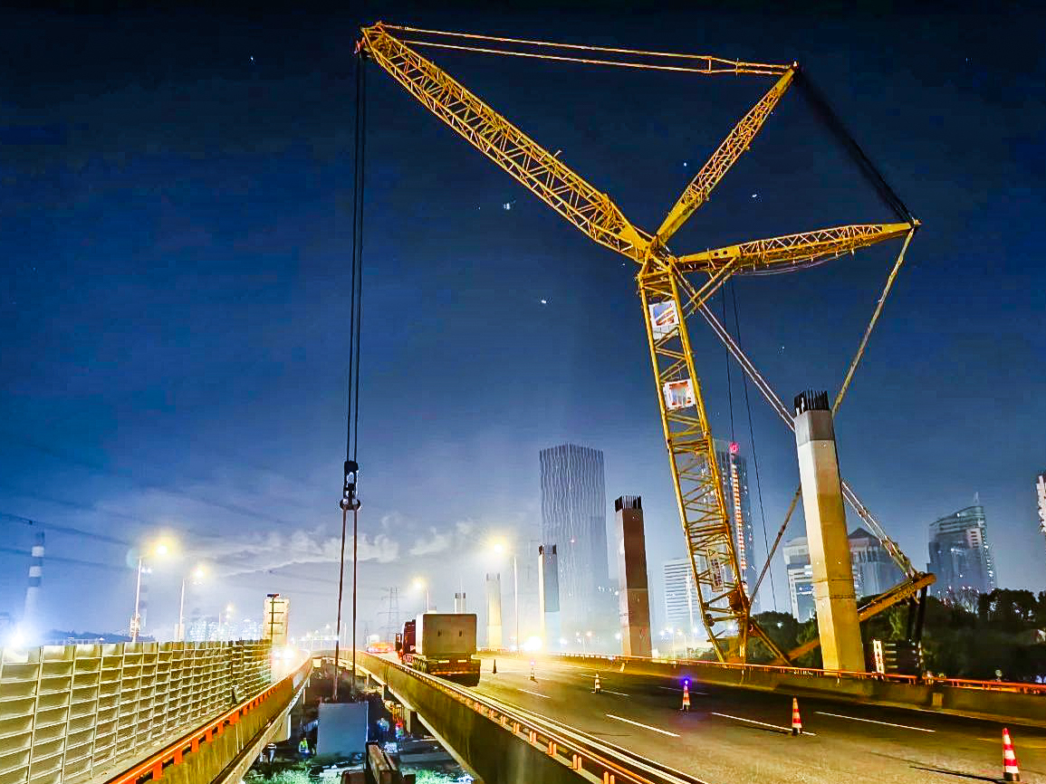 僅用4小時！XGC650跨高速助力沿江通道鋼蓋梁成功吊裝