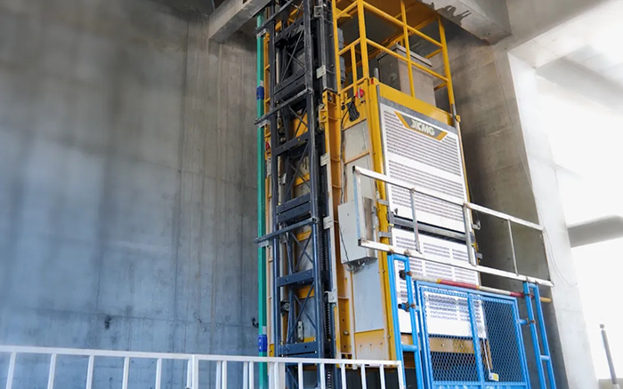 性能典范！徐工井道施工升降機(jī)助建超高層商務(wù)中心項(xiàng)目