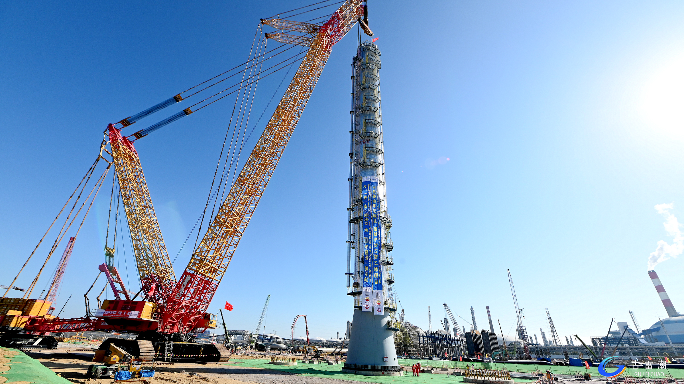 吊重1150噸！XGC88000助力大型石化項目首臺千噸級設(shè)備精準(zhǔn)就位