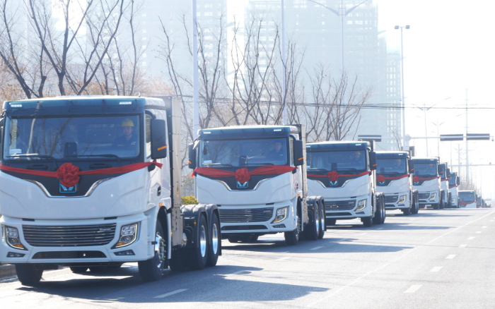 百臺(tái)齊發(fā)，千臺(tái)簽約！徐工新能源牽引車(chē)奔赴浙江