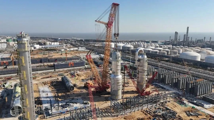 三小時制勝！徐工XGC88000助力2000噸石化設(shè)備成功就位