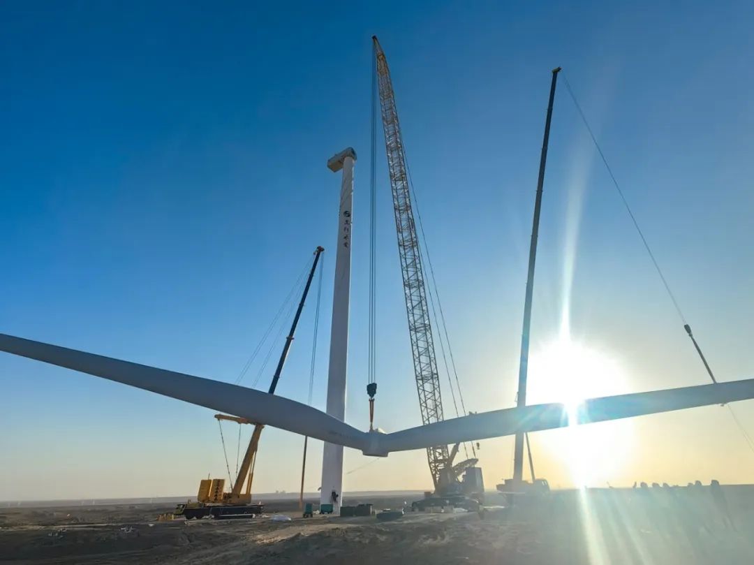 “零偏差”！西北戈壁現(xiàn)風(fēng)電“超級大片”，徐工XLC18000M領(lǐng)銜多機(jī)協(xié)同吊裝