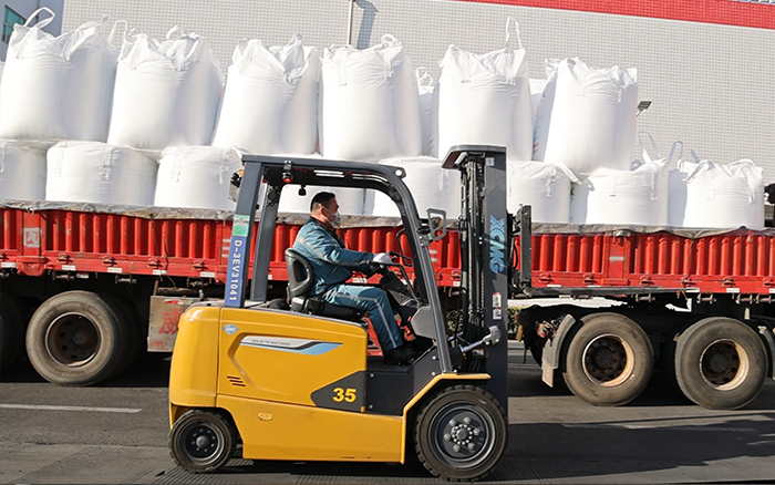 徐工新能源叉車(chē)為食品工廠綠色、高效生產(chǎn)保駕護(hù)航