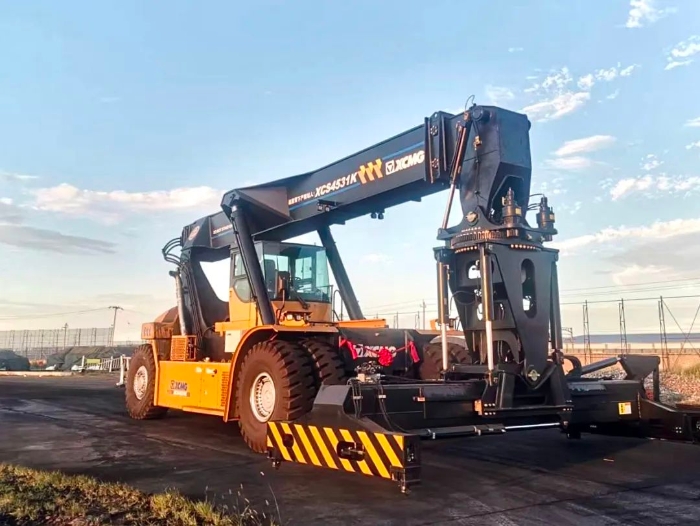 以質(zhì)提速！徐工傾斜吊具正面吊分鐘級(jí)響應(yīng)保障運(yùn)輸安全暢通