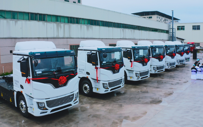 預(yù)見(jiàn)“梅”好！百臺(tái)徐工底置充電牽引車(chē)奔赴廣東梅州