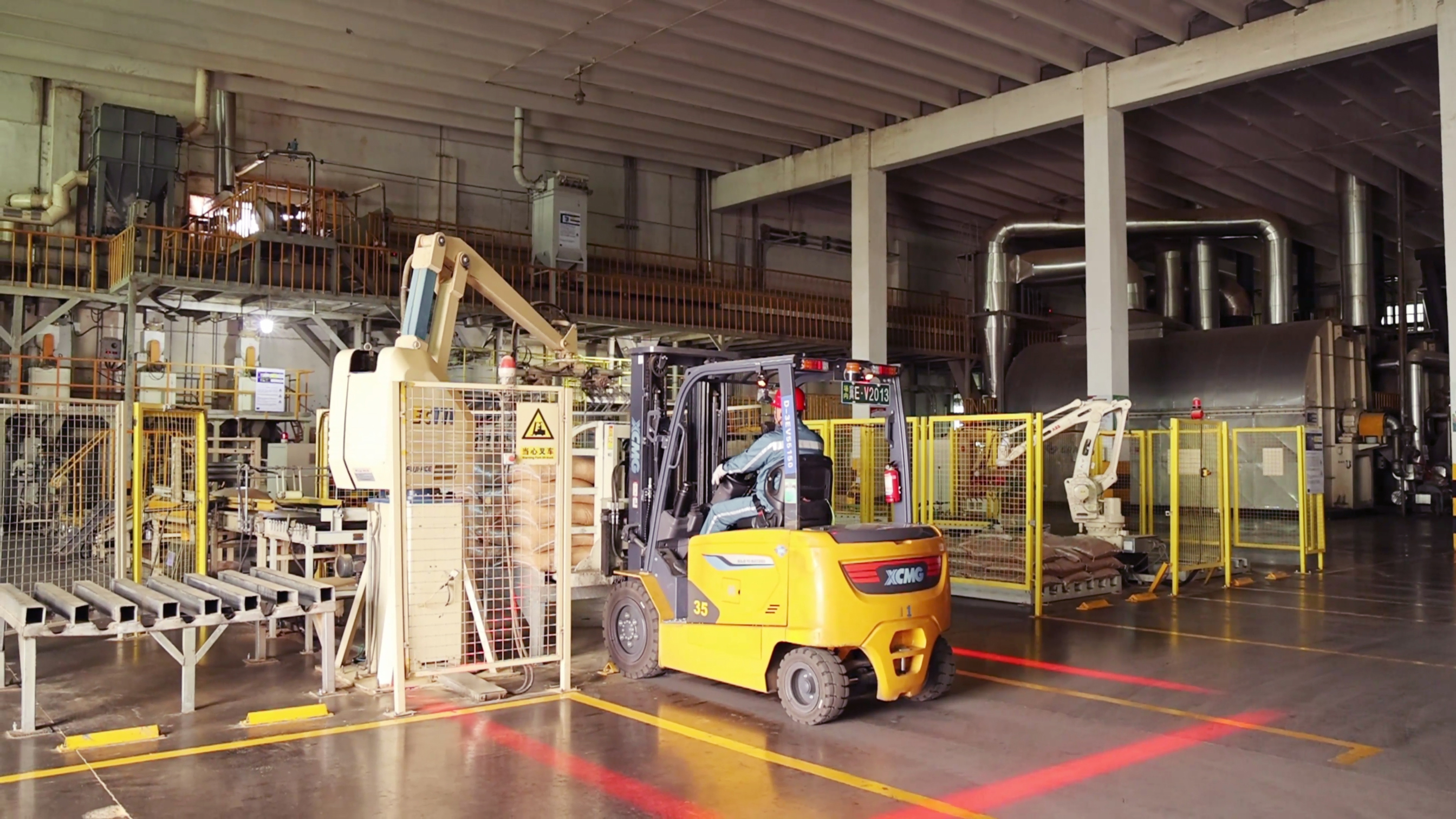 徐工鯤鵬系列新能源叉車(chē)，食品廠物料搬運(yùn)新方案