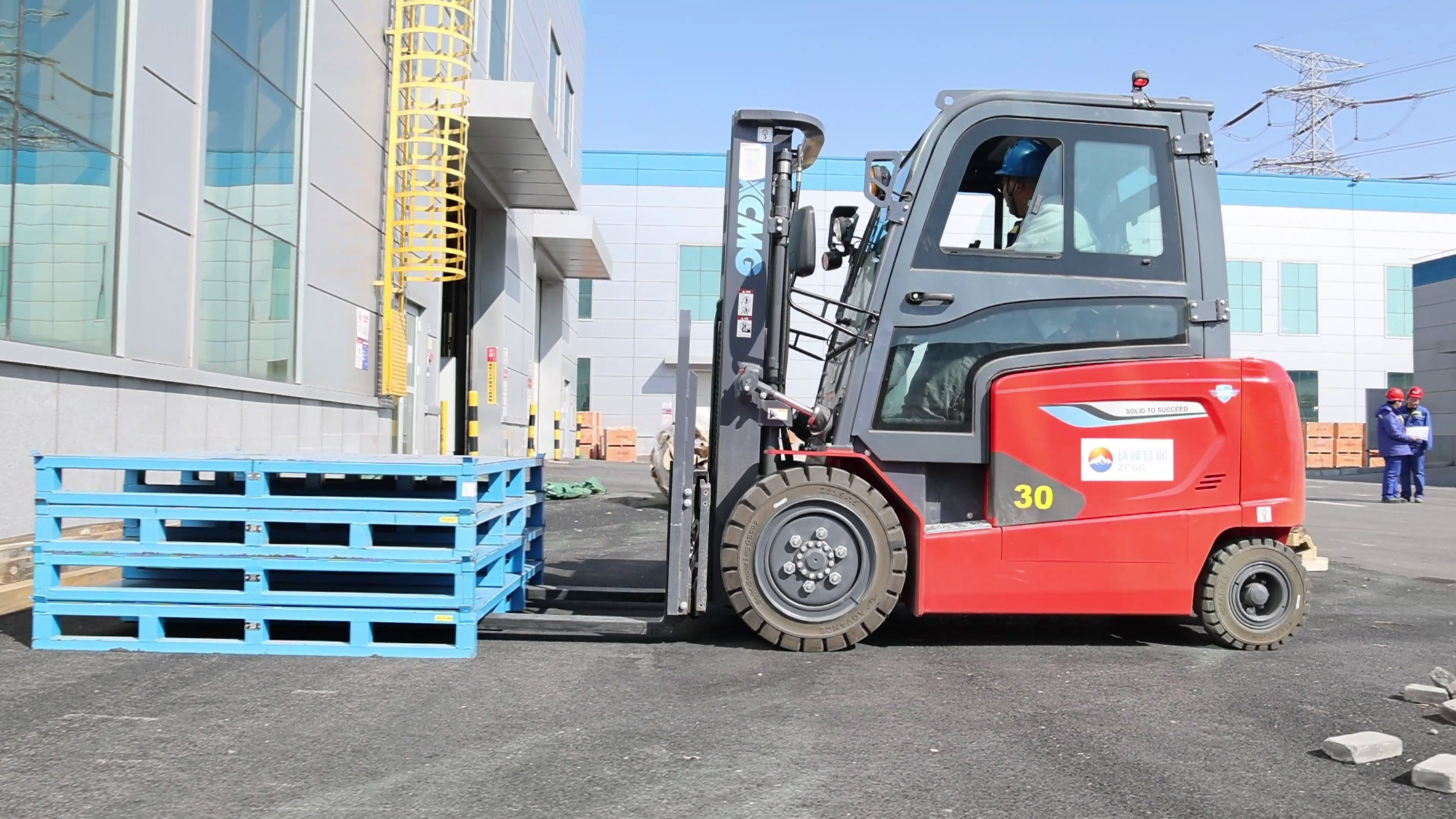 小巧精悍，徐工鯤鵬系列電動(dòng)平衡重叉車(chē)制造業(yè)大展身手