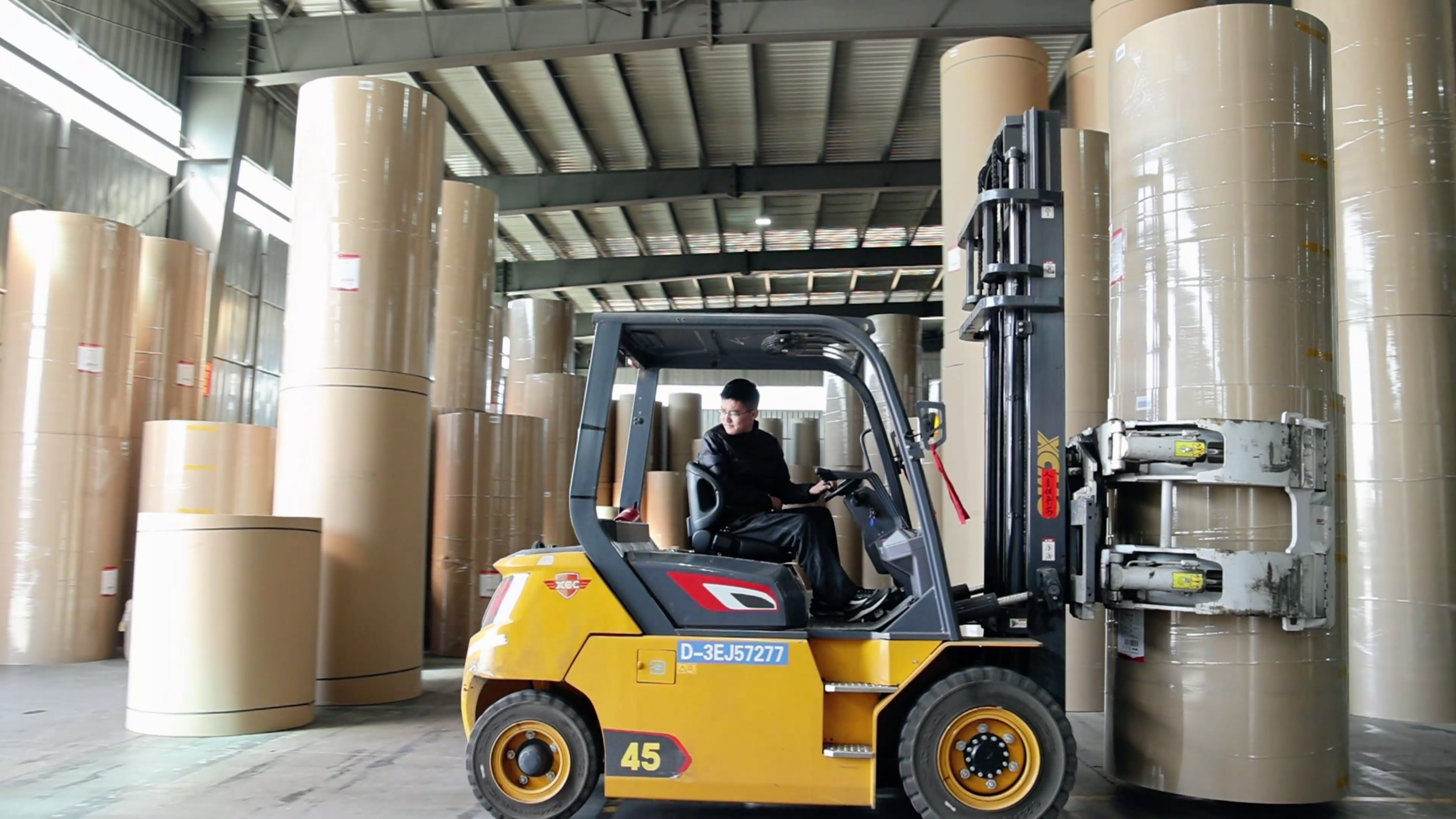 紙卷廠搬運(yùn)利器，徐工孔雀系列高壓重載電動(dòng)叉車(chē)