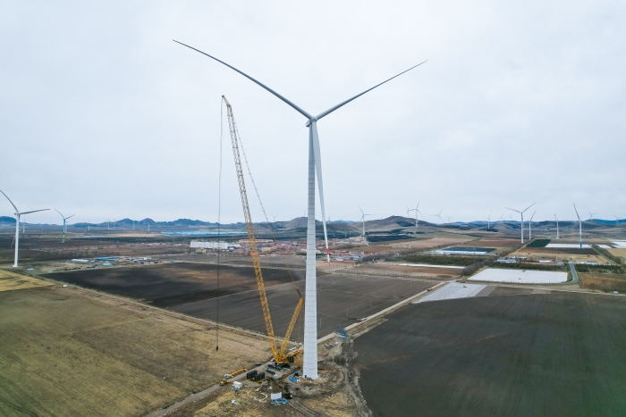 高空之巔，再鑄榮光！XLC18000M助力大型風(fēng)電場首臺185米風(fēng)機(jī)成功吊裝