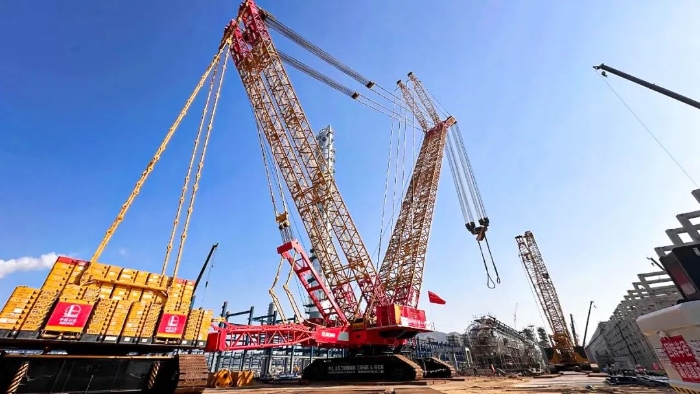 全球首臺問世的4000噸履帶式起重機(jī)，再創(chuàng)國內(nèi)吊裝新紀(jì)錄！