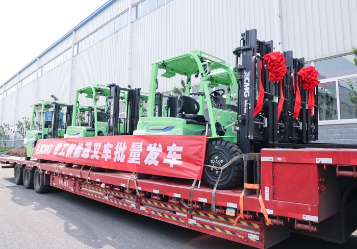 徐工鯤鵬系列電動(dòng)平衡重叉車(chē)，再掀浦東貨運(yùn)站高效物流新篇