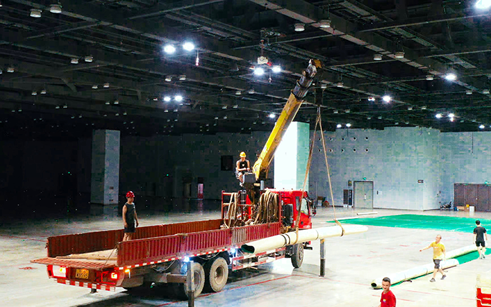 高效穩(wěn)護(hù)航，徐工隨車起重機(jī)賦能廣西會(huì)展中心體育場(chǎng)館塑膠鋪設(shè)