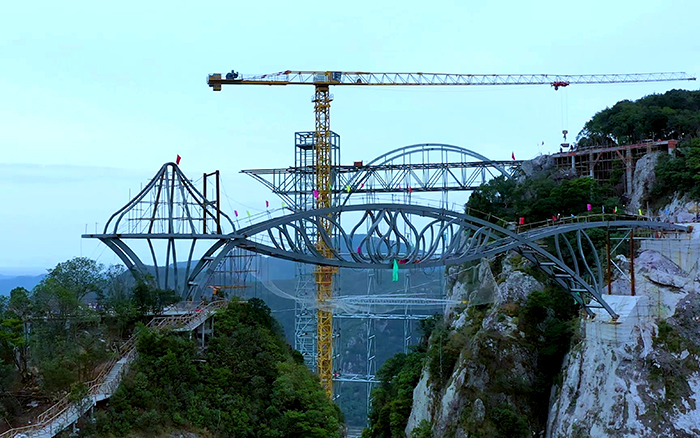 一覽眾山小！看徐工塔機(jī)「與山齊肩」