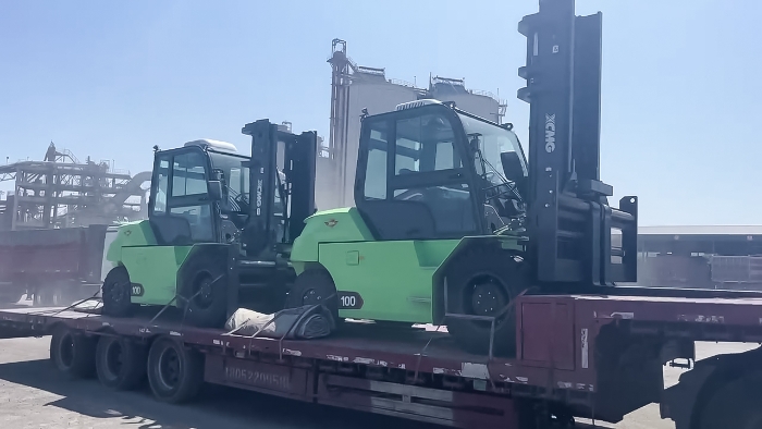 從室內(nèi)到室外，24小時(shí)不停歇！徐工孔雀叉車(chē)扎根新疆鋼材廠