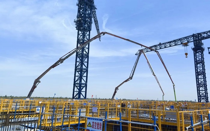 72米巨臂顯神威！徐工“鋼鐵俠”集結(jié)漢南長江大橋