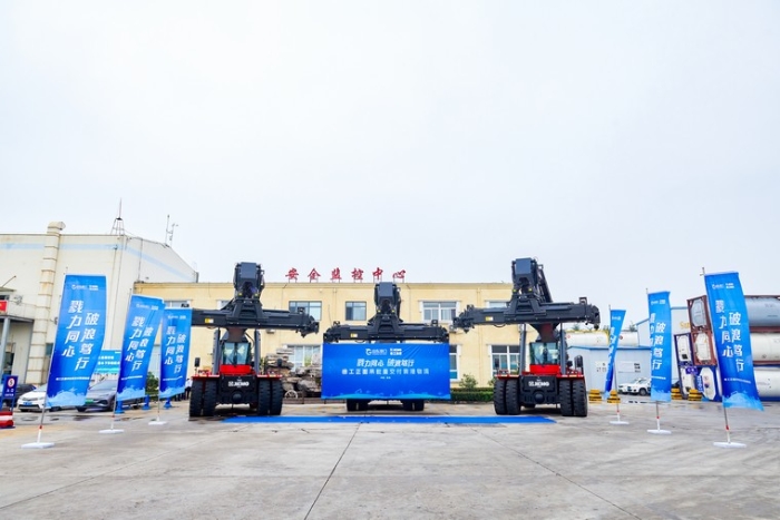 向海而興 | 徐工正面吊批量交付青港物流集團(tuán)