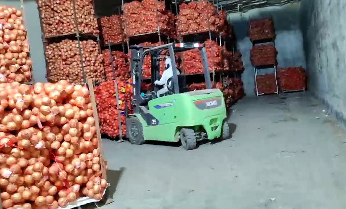 徐工鯤鵬系列新能源叉車(chē)，為食品冷庫(kù)工廠注入綠色動(dòng)能