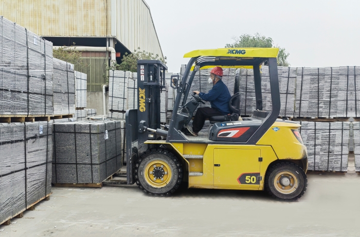 有“石”力！徐工孔雀電動(dòng)叉車(chē)強(qiáng)勢(shì)入駐石材廠