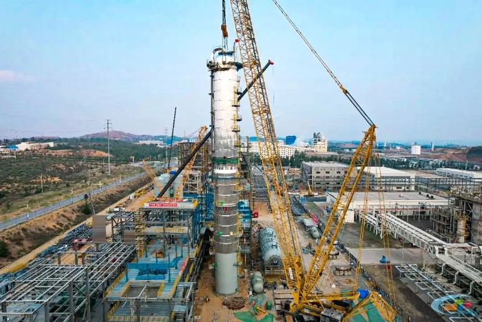 二十載老將再建功！徐工QUY450協(xié)助XGC12000輕松搞定百噸精餾塔