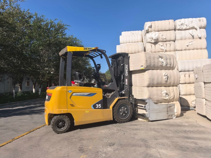 徐工鯤鵬電動(dòng)叉車(chē)，賦能西北棉花產(chǎn)業(yè)高效運(yùn)轉(zhuǎn)