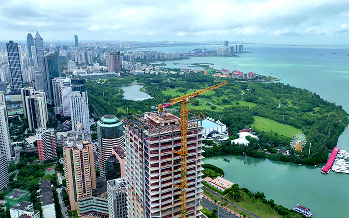 海闊憑“塔”躍 | 徐工塔機(jī)助建?？谥泻?guó)際中心