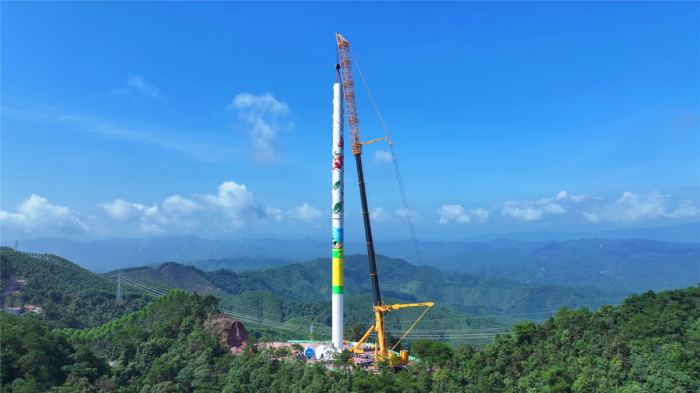 402噸重載轉(zhuǎn)場！全球第一吊“輕松駕馭”崎嶇山路
