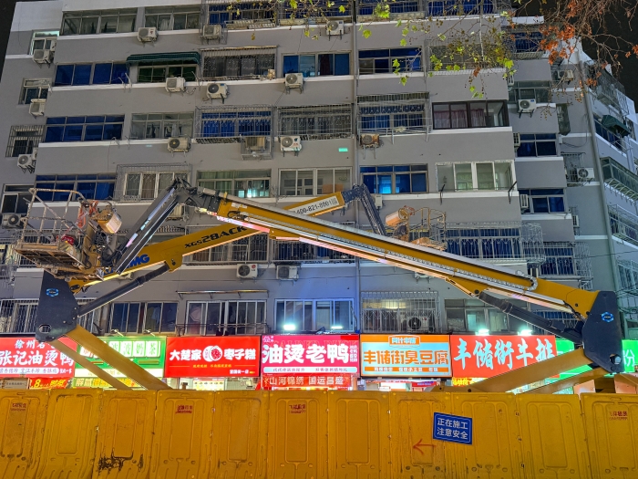 穿街過巷的“改造藝術(shù)家”！徐工電動直臂高空作業(yè)平臺精準(zhǔn)施技豐儲街改造