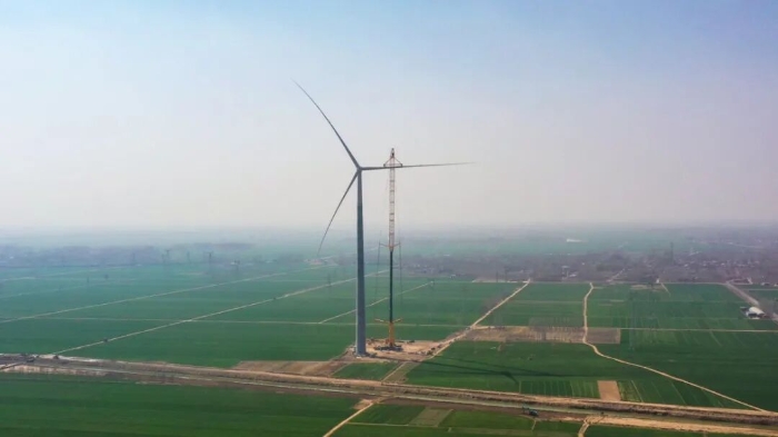 暴雨中橫走的 “鋼鐵巨獸”！徐工 4000 噸起重機(jī)撐起 160 米風(fēng)電，這細(xì)節(jié)太硬核！