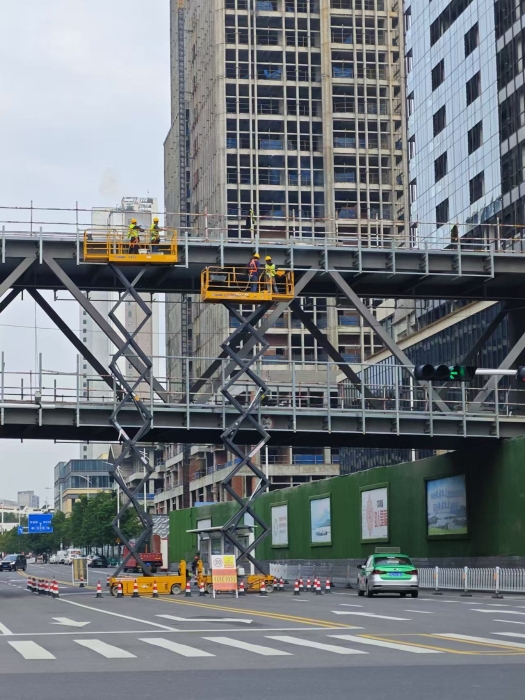 小巧身手大作為！徐工剪叉車助力市政橋梁煥新顏