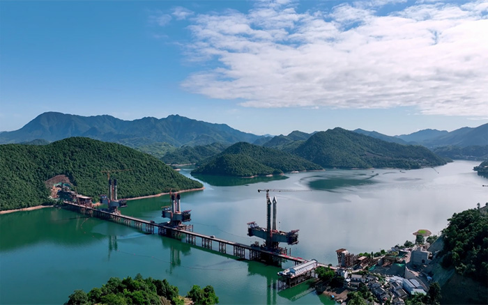 ?“白鷺”展翅 | 徐工塔機助建池黃鐵路太平湖特大橋