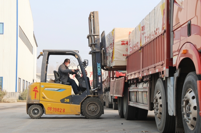 硬核實(shí)力賦能生產(chǎn)！徐工叉車(chē)批量進(jìn)駐菏澤板材廠顯身手