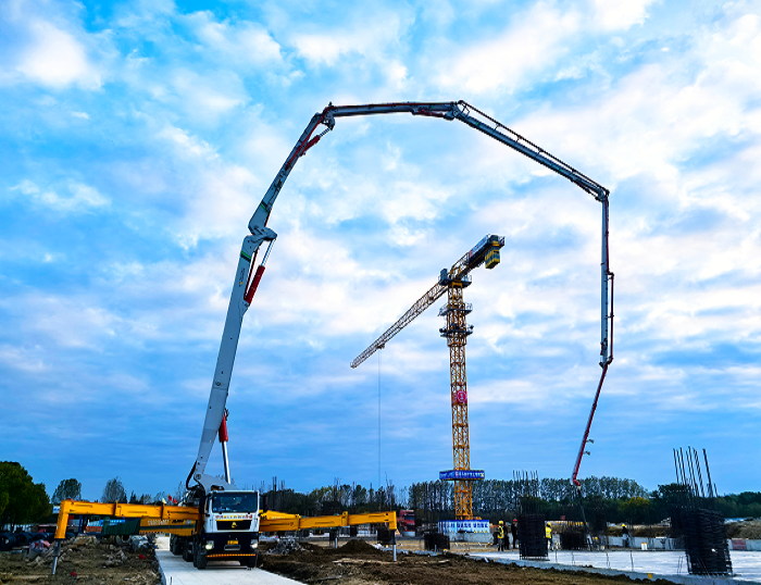 71.1米超長(zhǎng)臂架顯威蕪湖灣