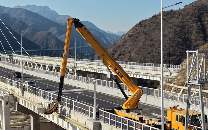 “空中芭蕾”秀實(shí)力！徐工 GKH65 攻堅(jiān)安家莊特大橋