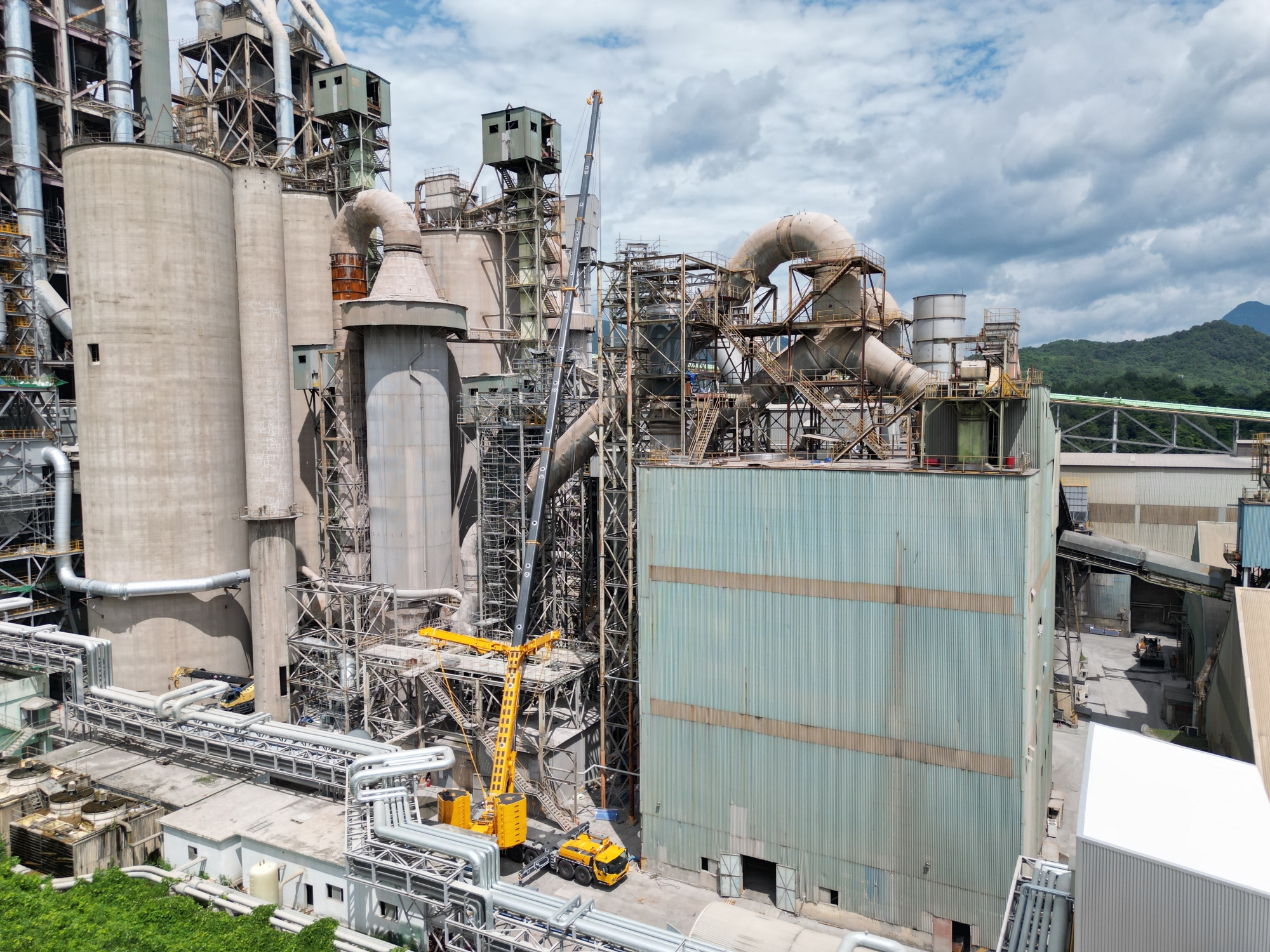 高效精準(zhǔn)，穩(wěn)如磐石——徐工XCA450_K全地面起重機(jī)助力現(xiàn)代水泥廠核心設(shè)備吊裝