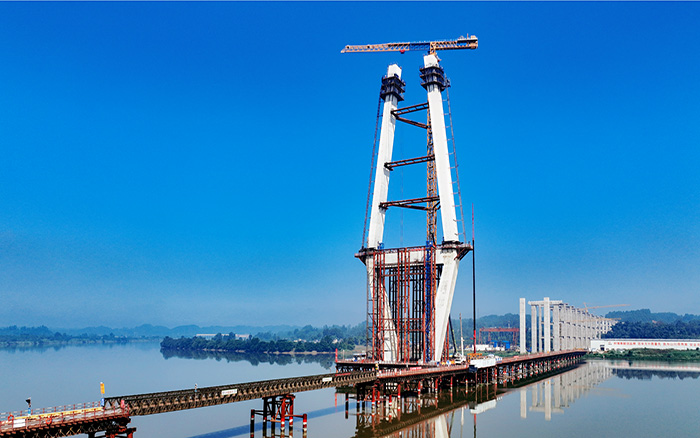 216.6米！徐工塔機助建漢陽湖岷江特大橋主塔封頂