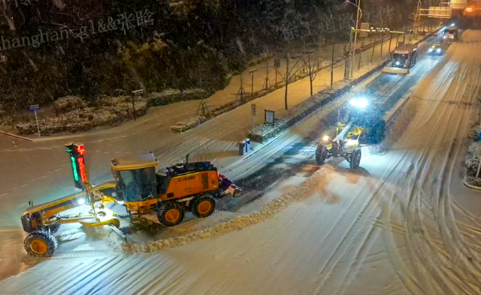 暴雪來襲！數(shù)十臺平地機集體出動，守護出行安全