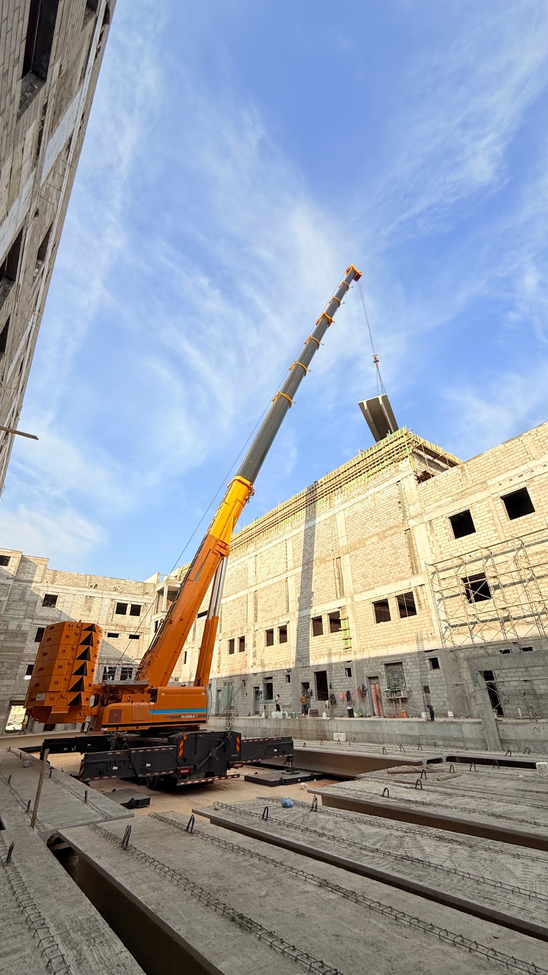 力擎千鈞，精準(zhǔn)入微：徐工XCA600L8_1起重機(jī)決勝沙特超高層吊裝