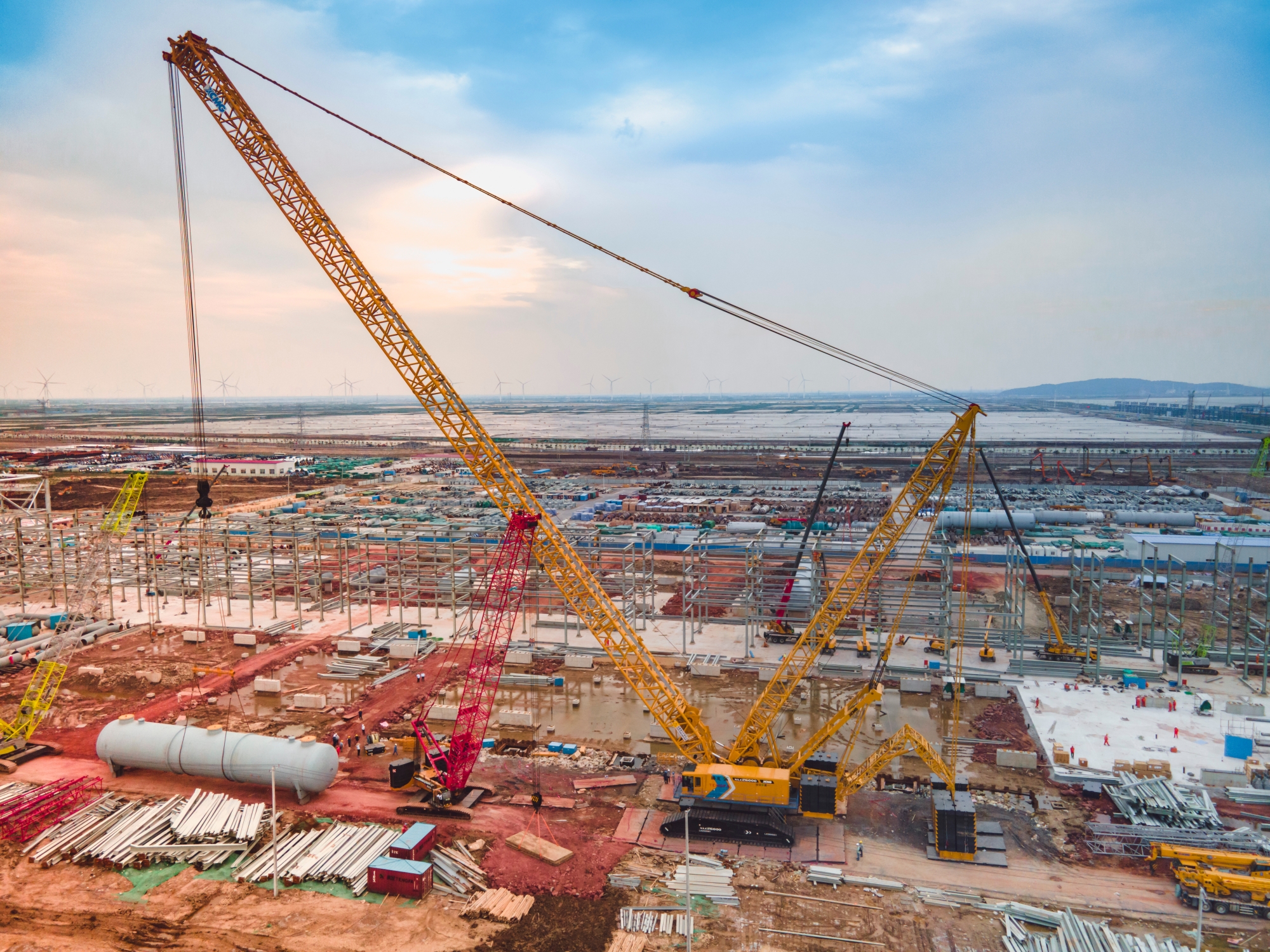 “巨艦”超新星！全球首臺徐工XLC26000閃耀海濱！